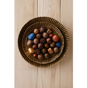 Bandeja decorativa de metal para servir, Perfecta para servir chocolates, dulces y delicias festivas en un estilo lujoso - Product Image 1