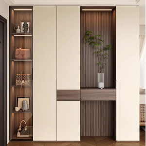 Meuble de rangement sur mesure pour hall d'entrée avec panneau arrière à lattes verticales, étagère décorative, armoires hautes et intérieur sur mesure - Product Image 2