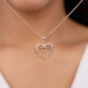 Elegante Colgante de Corazón con Filigrana en Oro Rosa, Cadena de Aleación de Cobre y Latón, y Detalles de Diamantes, Perlas y Circonitas para Creyentes Cristianos - Product Image 4