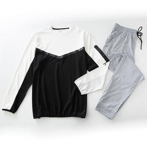 Traje de chándal con logotipo impreso personalizable para hombre Conjunto de dos piezas con capucha y pantalones de algodón 100% para invierno - Product Image 1