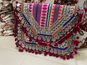 กระเป๋าผ้าคลัทช์โบโฮปักลายสีขาวและชมพูสำหรับผู้หญิงทันสมัย - Product Image 2