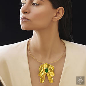 Collier de mode en vrac fait à la main PRAO avec pendentif martelé en cristal d'émeraude plaqué or pour les femmes pour les fêtes - Product Image 1