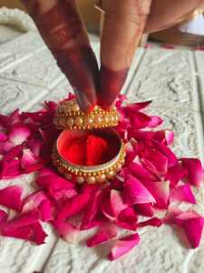 Pequeño Haldi Kumkum Box Kumkum Holder Roli Chawal Holder Puja Favores Boda india y regalos de devolución Diseño surtido - Product Image 6