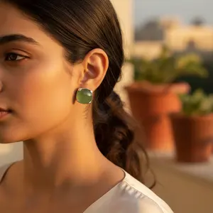 Pendientes de Botón Plateados de Moda para Mujer con Circonita Verde, Diseño de Aro de Acero Inoxidable para Fiestas y Regalos - Product Image 2