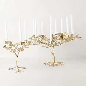 Candélabre vintage en métal pour autels d'église avec artisanat artistique et bras décoratifs pour l'affichage de bougies - Product Image 1