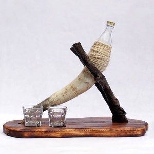 Ensemble de 2 verres à boire en corne de vache polie à la main sur socle en bois, décoration de luxe pour la maison, à utiliser au mur et sur la table - Product Image 3
