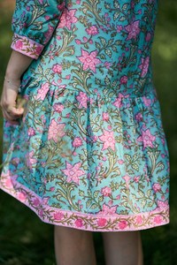 ชุดเดรสผ้าฝ้ายพิมพ์ลายด้วยมือของเบียทริซ สีเทอร์ควอยซ์โรส แฟชั่นที่เป็นมิตรต่อสิ่งแวดล้อม - Product Image 4