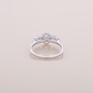 Bague de fiançailles/mariage à trois pierres en diamant de laboratoire de taille ovale certifié IGI en or blanc/rose et jaune 9 carats - Product Image 3
