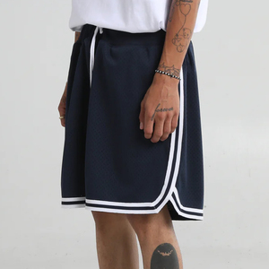 Short de basket-ball conçu sur mesure tissu de maille respirante avec panneaux latéraux et poches pour hommes fabricant OEM de vêtements de sport - Product Image 4
