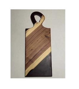 Planche à fromage en résine personnalisée avec pièce de conception de trou de poignée de rivière en résine avec vente - Product Image 6