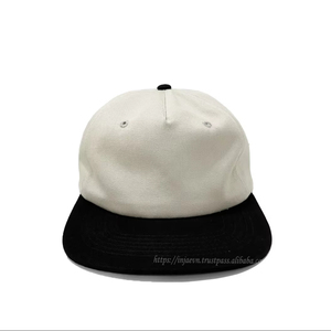 Gorra Snapback Blanca de 5 Paneles con Diseño Minimalista, Bordado 2D en la Parte Trasera y Visera Inferior Verde - Product Image 1
