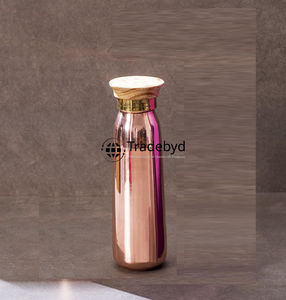 Bouteille en cuivre design parfaite pour les amateurs de yoga et de mode de vie sain avec style Tradebyd - Product Image 2