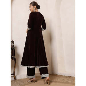 Túnica Anarkali de terciopelo marrón con parche bordado en el cuello, mangas tres cuartos, conjunto coordinado Indo Western con pantalón palazzo. - Product Image 4
