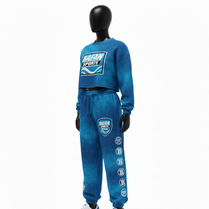 Ensemble femme en molleton de coton et polyester 320 GSM de haute qualité, crop top et pantalon jogger bleu océan tie-dye, logo personnalisé par transfert thermique. - Product Image 4