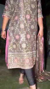 ชุดสูทแฟชั่นอินเดียปักด้วยมือจากนักออกแบบสมัยใหม่สำหรับงานปาร์ตี้สไตล์ดั้งเดิม - Product Image 3