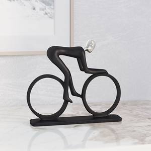 Figurine de cycliste décorative contemporaine en résine faite à la main - Product Image 2