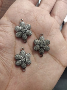 Bijou de corps unisexe élégant et tendance Luxvory, design floral, argent sterling plaqué or 22 carats, pavé de diamants naturels, connecteur, 16x16 mm - Product Image 5