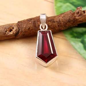 925 Sterling Silver Diamond Fancy Cut Pendentif avec Mozambique Ruby Pear Gemstone Loop Bijoux pour femmes Achat en vrac Charms - Product Image 1