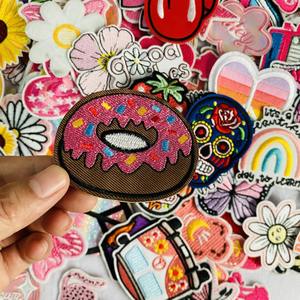 Écussons brodés personnalisés à coudre, badges 3D en tissu toile à sequins, prix usine, vente en gros, technique de thermocollage pour pantalons de survêtement et casquettes - Product Image 5