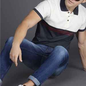 Polos de haute qualité pour hommes conçus pour la vente en gros, avec un tissu durable, une coupe élégante et un confort tout au long de la journée. - Product Image 2