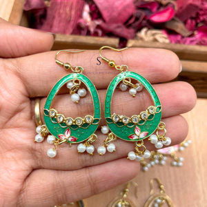 Pendientes Jhumkaas de Diseño con Patrón de Huevo Hechos a Mano y Joyería con Trabajo de Moti y Esmalte para Bodas, Fiestas, Haldi y Mehendi - Product Image 3