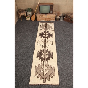 พรมขนสัตว์ตุรกีโบราณขนาดเล็ก 2.5x9.4 ฟุต สีเบจ-น้ำตาล ลายปะติดปะต่อ ด้านหลังเป็นยางลาเท็กซ์ เป็นมิตรกับสิ่งแวดล้อม - Product Image 1