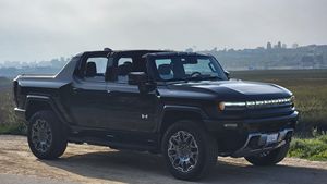 Camioneta GMC EV 3X 2024 con 1,000 HP, Tracción en las Cuatro Ruedas, Autonomía de 314 Millas, Color Negro Void, Fabricada en Emiratos Árabes Unidos - Product Image 5