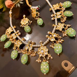 Bijoux de mariée Kundan ethniques indiens classiques en acier inoxydable plaqué argent avec boucles d'oreilles Jhumka traditionnelles - Product Image 6