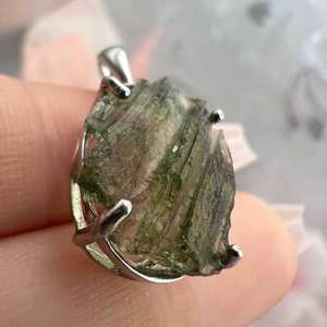 Collier pendentif ovale en moldavite brute Bijoux faits à la main authentiques Pierre précieuse unique avec véritable moldavite Chlum - Product Image 1