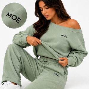 Ensemble de survêtement premium pour femme vert sauge, sweat-shirt à épaules dénudées et pantalon large, ensemble décontracté pour la détente, fabricant de vêtements avec logo personnalisé - Product Image 4
