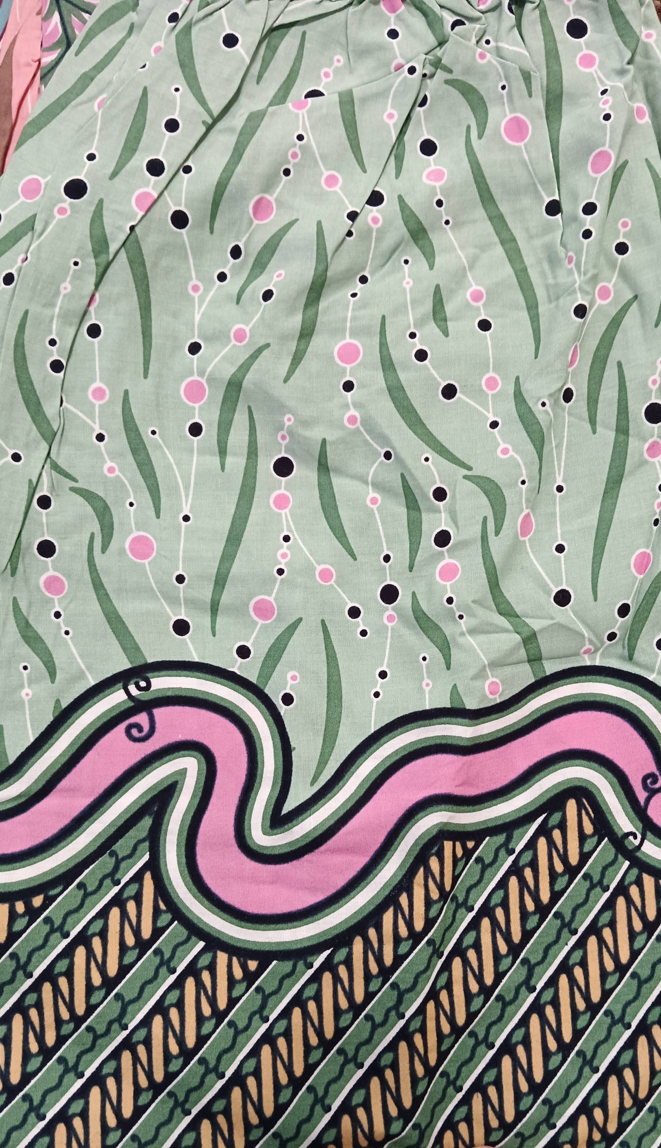 มีสีเขียวขุ่น