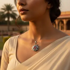 สร้อยคอจี้รูปดอกไม้เงินแท้ 925 ประดับพลอยโกเมนสีแดง ชุบโรเดียม สไตล์ศาสนา วัสดุแพลตตินัม ประดับด้วยพลอยโทแพซและทับทิม - Product Image 3