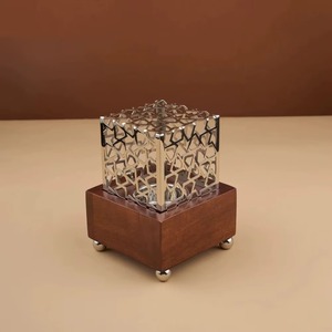 เตาเผาเครื่องหอมโลหะทันสมัยจาก Tradebyd เป็นมิตรกับสิ่งแวดล้อม อุปกรณ์อโรมาเธอราพีสุดหรูสำหรับการผ่อนคลายที่บ้านและโรงแรม ใช้กับธูปอินเดีย - Product Image 3