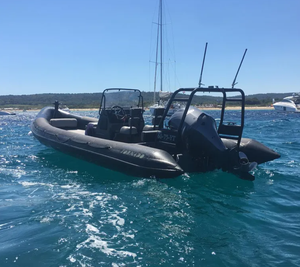 Bateaux à moteur multi-usages Tornados 8.5 de 2014, 9 m, 300 ch, propulsion directe, bateaux semi-rigides en fibre de verre, jet-boat, sport, loisirs, famille, aventure avec remorque - Product Image 1