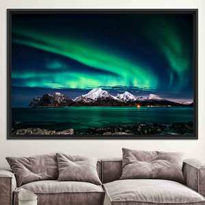 Impresión en Lienzo de las Auroras Boreales: Diseño de Vitral de Cielo Nocturno, Lienzo con Marco Negro - Product Image 1