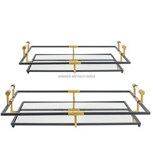 Bandeja moderna de doble tono de metal negro y dorado con diseño rectangular superior de vidrio y lado elevado Ideal para la decoración de la sala de estar - Product Image 1