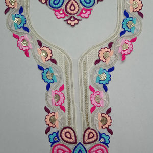 ผ้าปะคอปกแบบชนเผ่าที่ออกแบบโดยดีไซเนอร์มีการปักลายและสไตล์งานเย็บปักเลื่อมสำหรับเสื้อชุดส่าหรีบูติก - Product Image 3