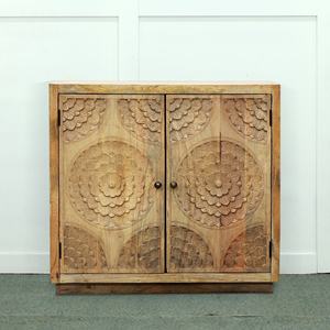 Armoire à deux portes en bois de manguier sculptée à la main Meubles de rangement au design moderne pour salon, salle à manger et chambre à coucher Finition en bois naturel - Product Image 2