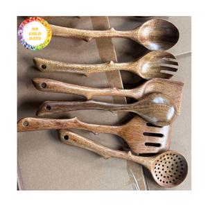 Cuillère en bois fabriquée à la main avec du bois de teck pour la cuisson en remuant ou servir des repas chauds fabriqués au Vietnam - Product Image 5