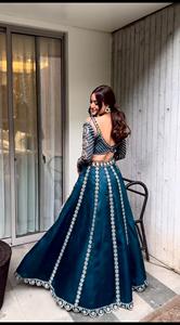 Lehenga choli ชุดแต่งงานอินเดียแบบดั้งเดิมที่ทันสมัยชนเผ่า O-neckline กับการเย็บปักถักร้อยสำหรับเจ้าสาวใช้ต้อนรับ - Product Image 5