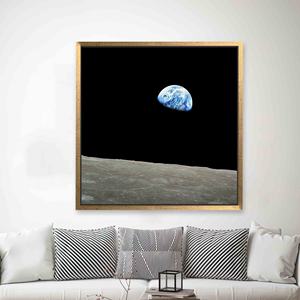 Impression sur toile élégante Earthrise : Art spatial pour la décoration de bureau et de la maison, encadrée en or - Product Image 1