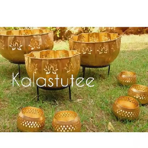 Bellamente diseñado Lotus Shape Metal Uruli Set Stand Small Votives Color dorado Festival de Navidad Diseño vintage hecho a mano - Product Image 1