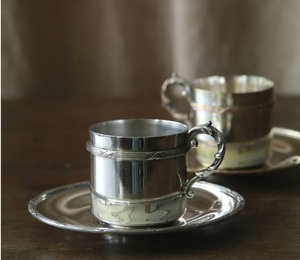 Magnifique dessous de verre rond en métal, parfait pour les cérémonies spirituelles, les retraites de yoga et les atmosphères de restauration paisibles - Product Image 2