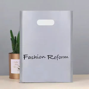 Sac à provisions à poignée découpée, sac à vêtements et sac cadeau en plastique PE taille personnalisée avec impression de logo personnel - Product Image 3