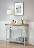 Table console longue en bois au design élégant avec un look vintage haut de gamme pour un appartement moderne ou un hall d'entrée