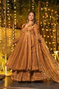 Tenue de fête traditionnelle Fendy Full Flair Anarkali & Palazzo en soie Fendy avec Dupatta en soie Fendy orné de sequins et de broderies - Product Image 2