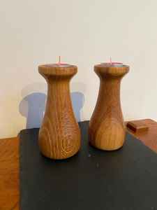 เชิงเทียนทรงแจกันทำจากไม้ที่ทำจากไม้ธรรมชาติเนื้อแข็งมาพร้อมรูปทรงโค้งเรียบที่ได้รับแรงบันดาลใจจากแจกันคลาสสิก - Product Image 6