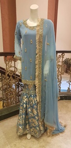 Robe de soirée Gharara Salwar Kameez en soie satinée indienne et pakistanaise, avec broderies lourdes, tendance 2022, très vendue - Product Image 3