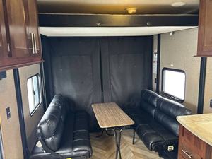 F-o-r-e-s-t R-i-v-e-r Vengeance 25V Usado del 2017 - Product Image 4