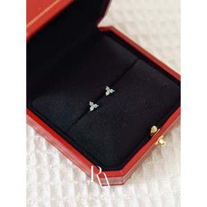 Pendientes de tuerca con diseño de trío de diamantes azules, chapados en oro de 14k, pequeños pendientes de flor de loto, pendientes delicados apilables, estilo moderno. - Product Image 2